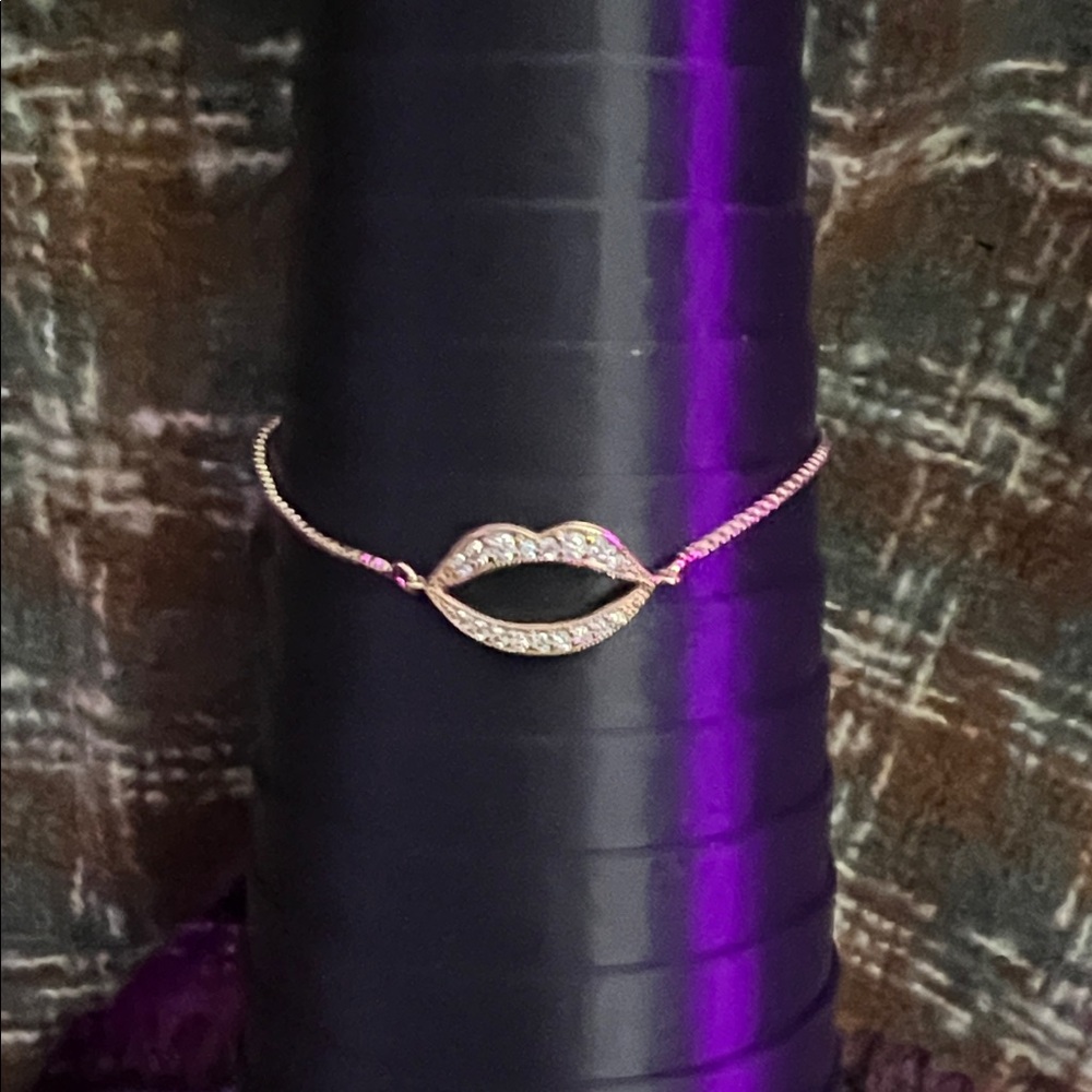 Elegant Gold and Silver Lip Bracelet